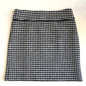 Apostrophe Houndstooth Pencil Skirt